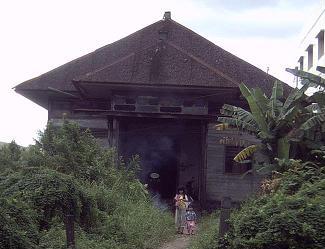 Rumah Adat Gajah Tadah Alas